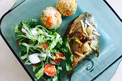 减肥餐：西芹糙米团、蒜香鲳鱼、蔬菜沙拉