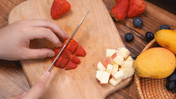 魔幻厨房|5分钟搞定入口即化的水果酸奶块，YYDS~的做法图解2