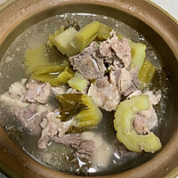 快手宵夜美味筒骨炖苦瓜酸菜汤的做法图解3