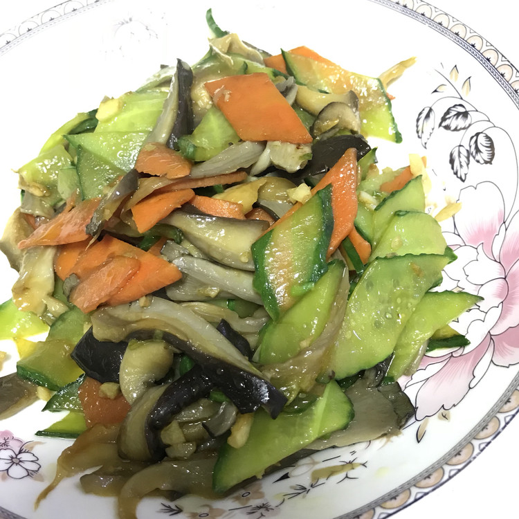 清淡爽口，好吃不胖——鲜蘑炒黄瓜片的做法