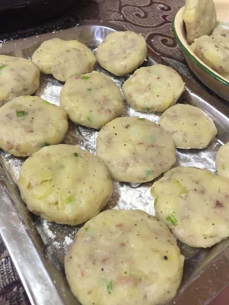 洋芋粑粑的做法