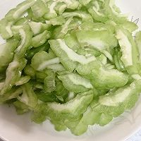 夏季应季瓜果苦瓜简单易做的苦瓜剪煎收的做法图解1