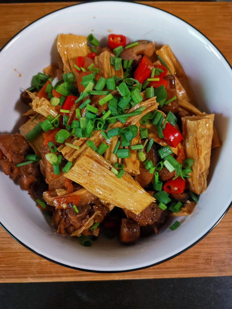 鸭腿烧腐竹的做法