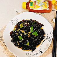 #给年味整点鲜的#青椒蒜末黑木耳的做法图解1