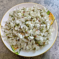 槐花炒鸡蛋的做法图解2