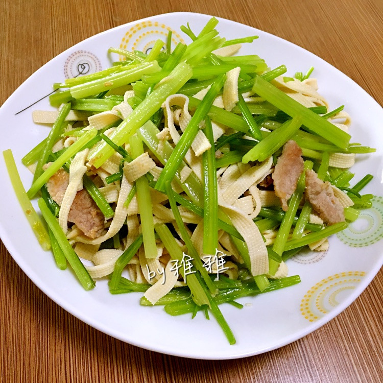 芹菜炒豆皮的做法