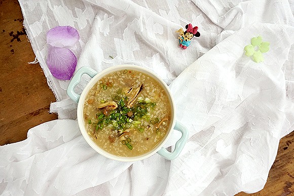 淡菜菌菇腊肉粽子粥的做法