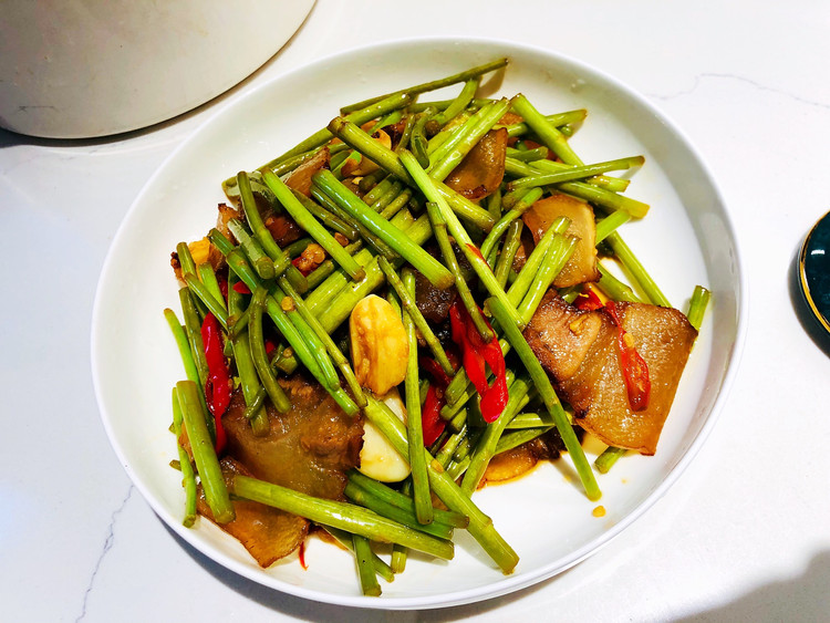 藜蒿炒腊肉的做法