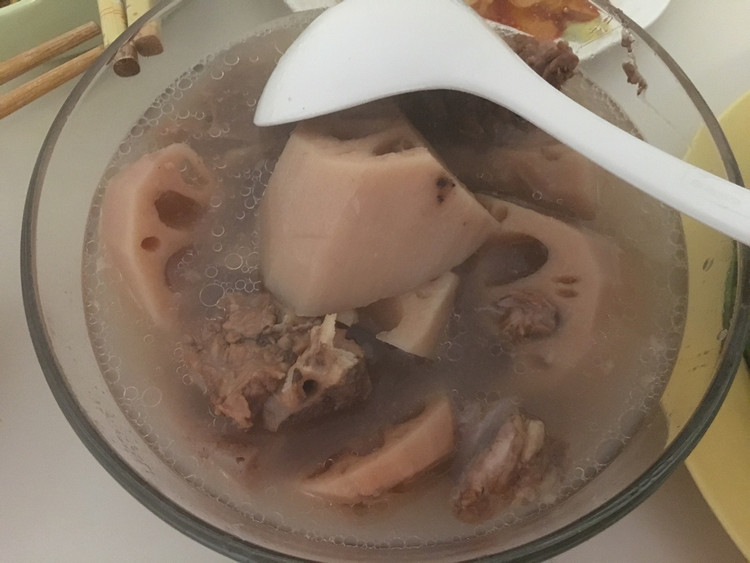 莲藕排骨汤的做法
