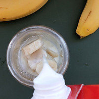 #夏日消暑，非它莫属#可可香蕉牛奶的做法图解3