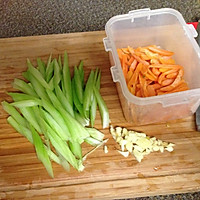 快手菜——辣炒胡萝卜芹菜（下饭的好便当）的做法图解1