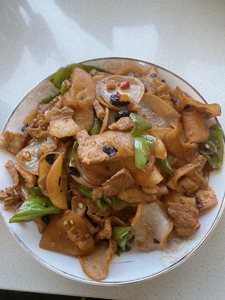 白玉木耳炒肉的做法