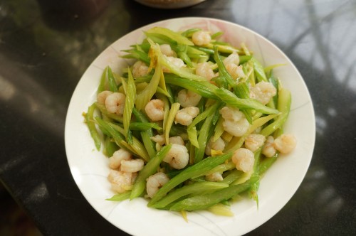 Fried shrimps with celery