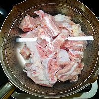 排骨莲藕玉米滋补养生汤的做法图解2