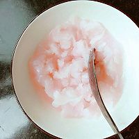 草莓蜜桃果粒冰沙的做法图解2