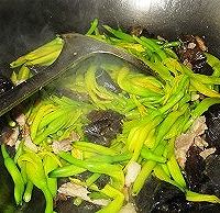 黄花菜炒木耳的做法图解4