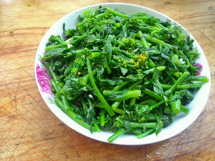 把春天吃进肚子里——炝炒油菜苔的做法