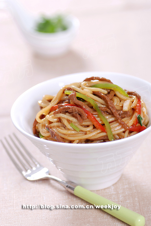 Fried rice noodles with beef