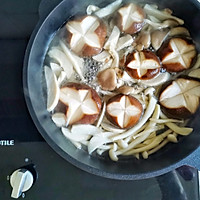 #橄榄中国味 感恩添美味#给肉都不换的菌菇煲的做法图解3
