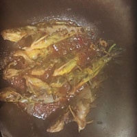老干妈香辣黄骨鱼的做法图解3