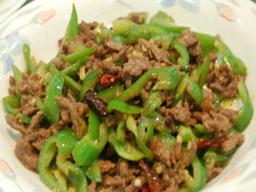 家常菜的“青椒炒牛肉”这样做的话就可以5分钟完成了