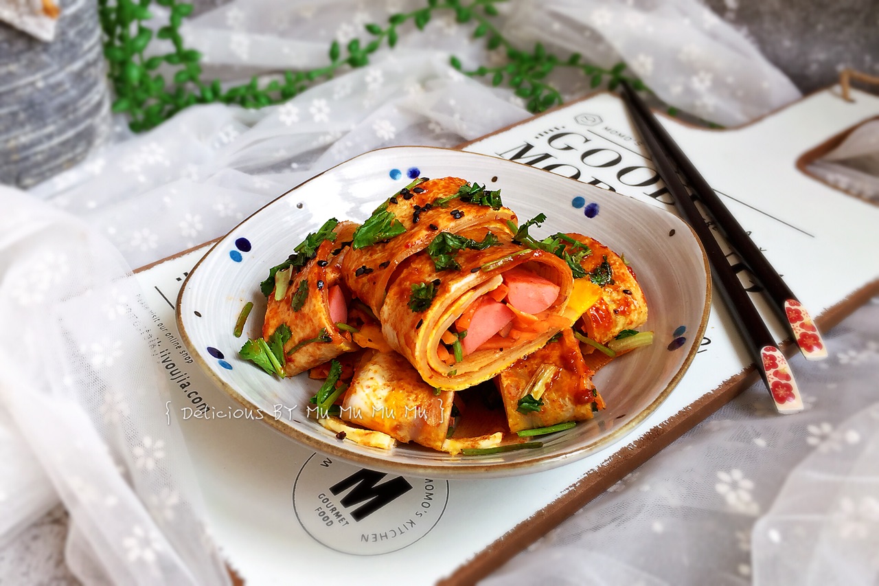 Hot street snacks and cold noodles