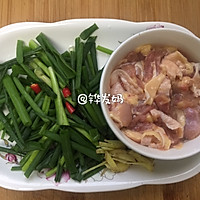 #餐桌上的春日限定#香葱姜丝炒鸡肉的做法图解2