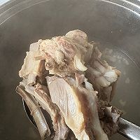 胡萝卜羊肉汤的做法图解2