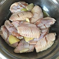 鸡翅炖土豆香菇的做法图解1