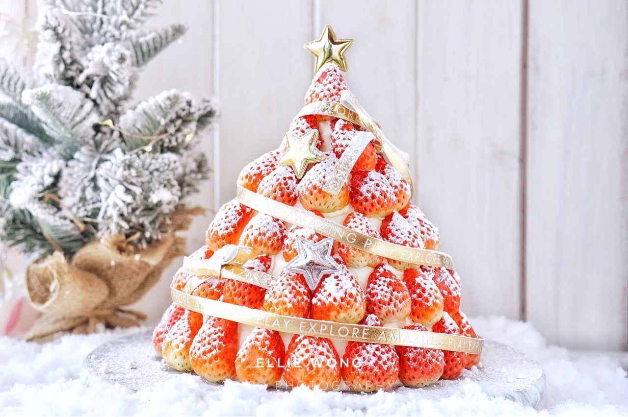 Christmas strawberry cake