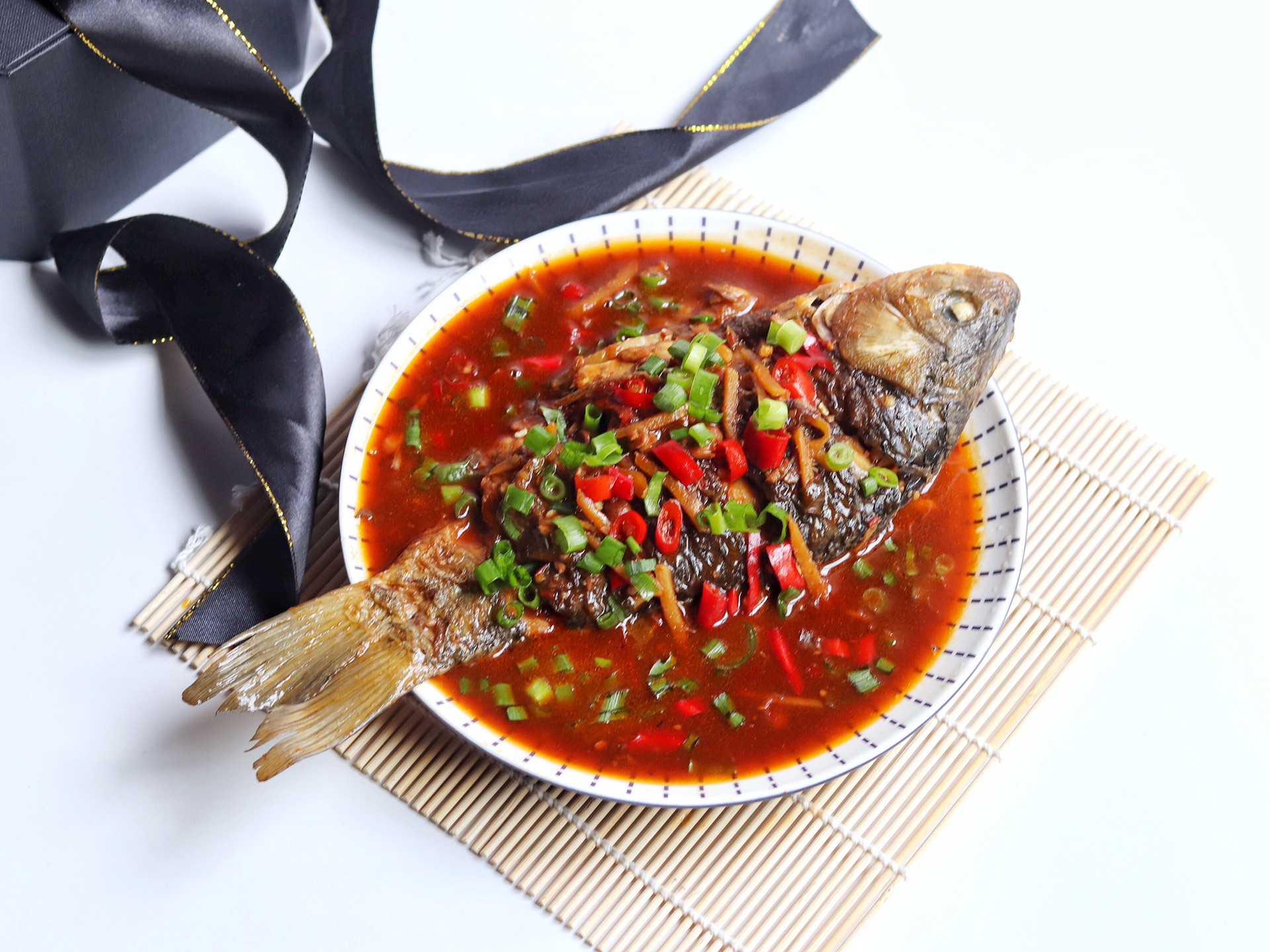 Braised crucian with sauce
