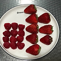 #百变水果花样吃#草莓树莓奶昔的做法图解1
