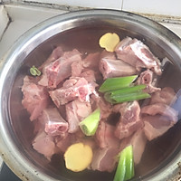 排骨炖土豆贴卷子的做法图解1