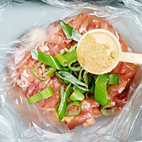 清淡饮食，健康美味——葱油蒸鸡腿。的做法图解2