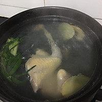 草菇鸽子汤的做法图解3
