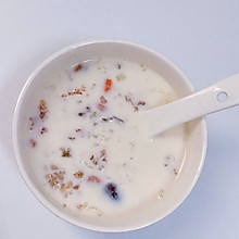 雪燕桃胶皂角米炖牛奶