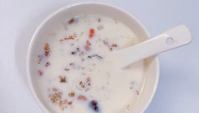 雪燕桃胶皂角米炖牛奶