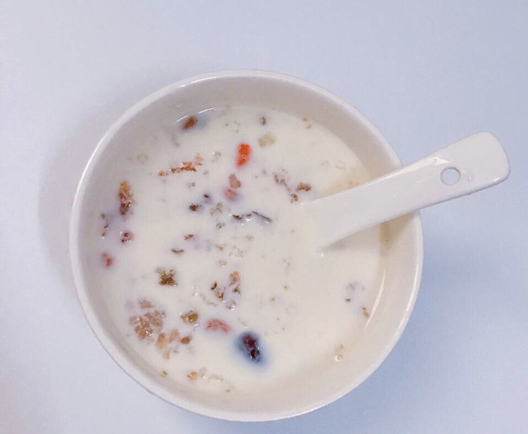雪燕桃胶皂角米炖牛奶的做法