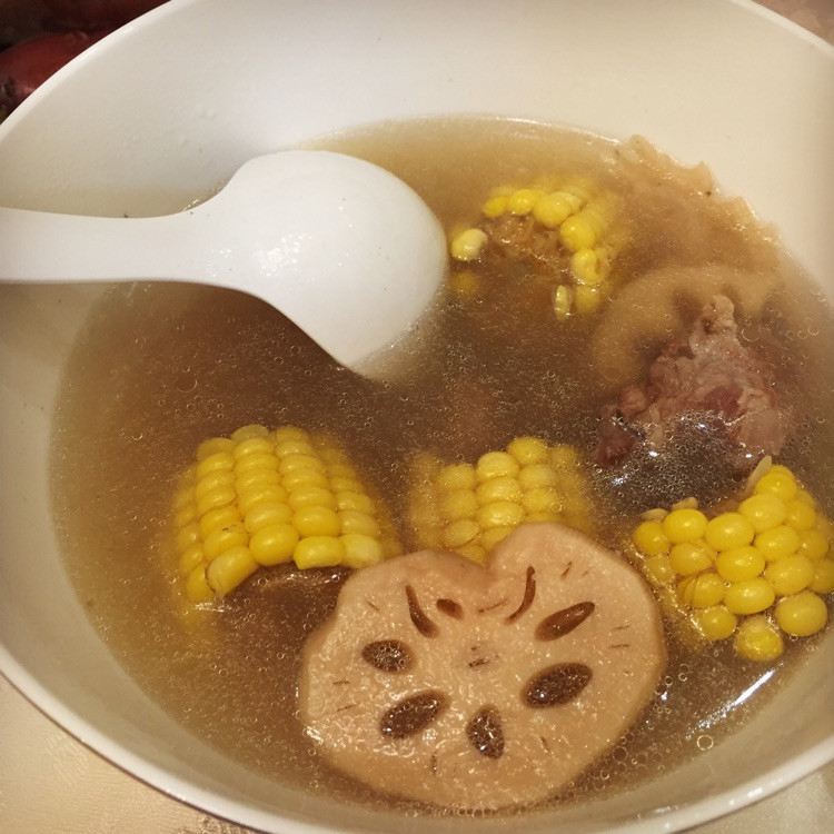 玉米排骨藕片汤的做法