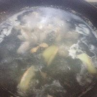 老鸭白果菱角莲子汤的做法图解3