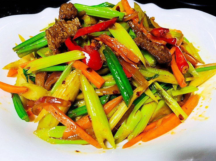 芹菜炒牛肉的做法