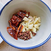 香辣芹菜腊肠煲的做法图解3