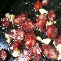 腊肠炒荷兰豆的做法图解4