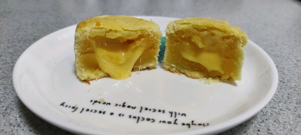 蛋黄流沙奶黄月饼
