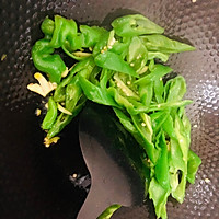 青椒炒卤猪肚的做法图解3