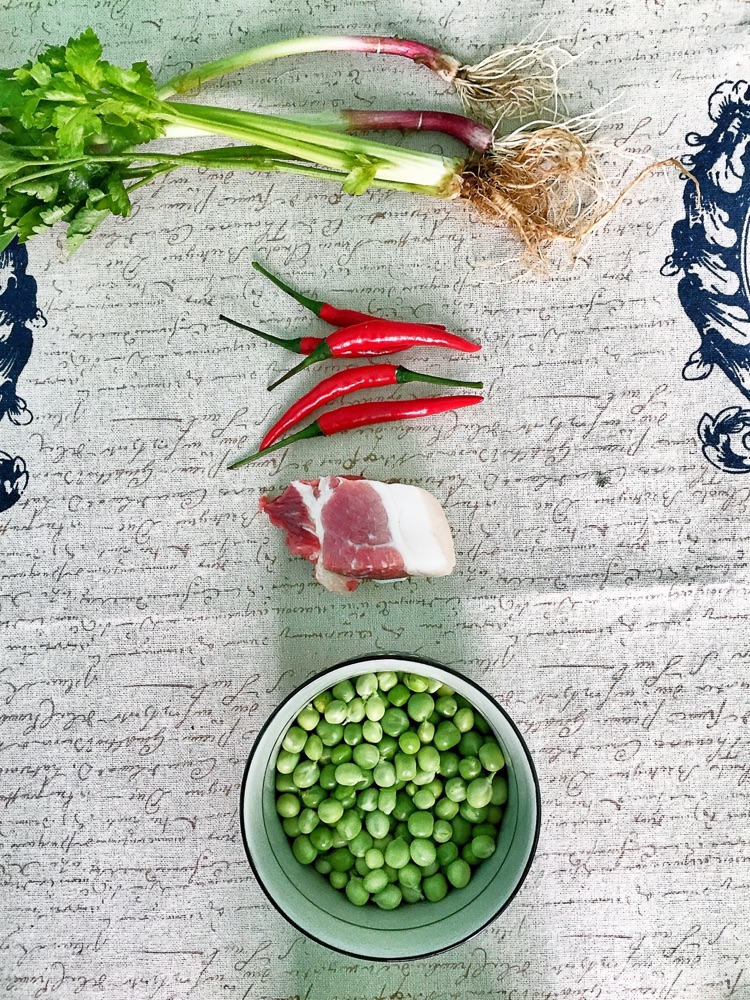 雪豆炒肉丁的做法图解1