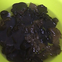 黑木耳炒胡萝卜的做法图解1