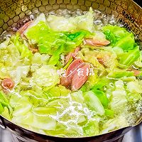 #少盐饮食 轻松生活#减脂椒油包心菜火腿肠的做法图解7