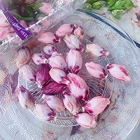 【花食】粉嫩木槿花炒蛋的做法图解1