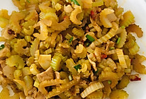 五花肉炒芹菜的做法